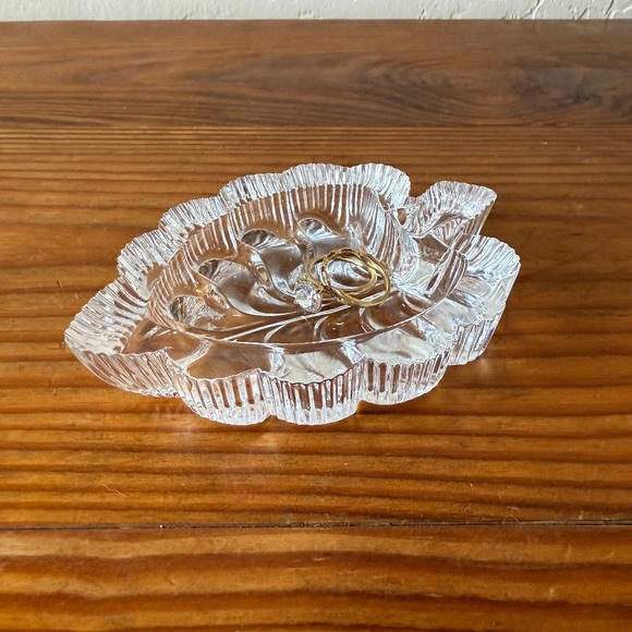 Vintage Glass Leaf Trinket Dish | Ribbed Detail | Ring Holder Catchall - Picture 6 of 14